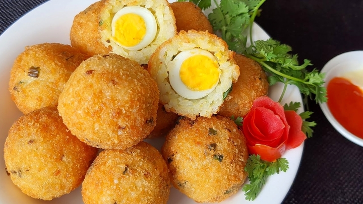 Cơm bọc trứng cút làm từ cơm nguội. (Ảnh: T.H)