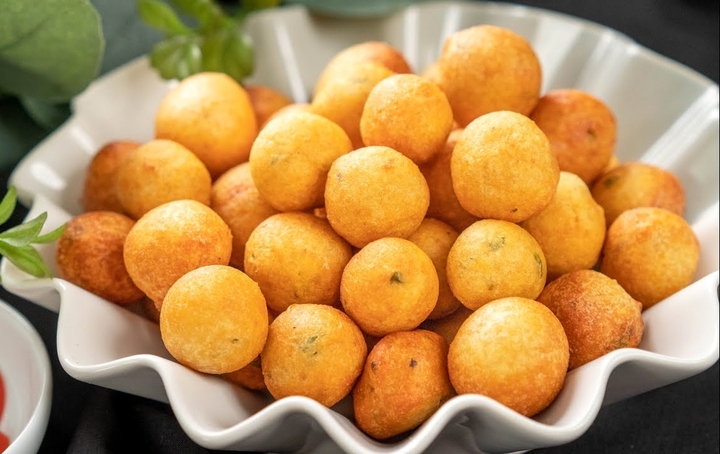 Cá viên chiên làm từ cơm nguội. (Ảnh: B.L)