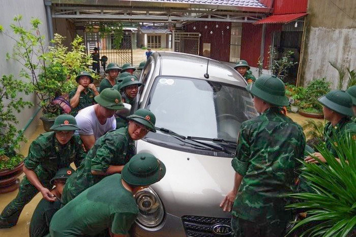 Công an, bộ đội dầm mình trong mưa lũ giúp dân chạy lụt - 13