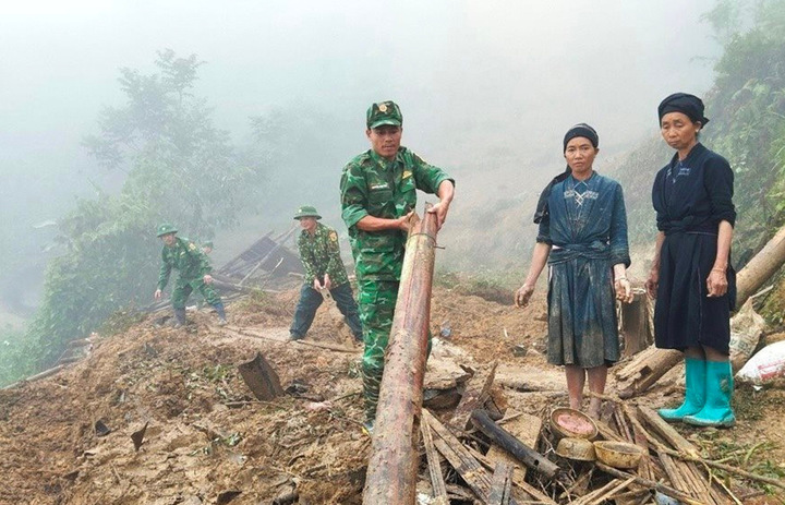Bộ đội biên phòng có mặt ứng cứu ở nhiều tuyến đường bị sạt lở nghiêm trọng.