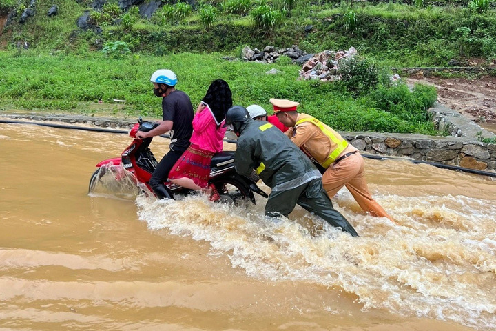 Lực lượng CSGT túc trực ngày đêm để hỗ trợ, đưa người dân và du khách qua đoạn đường bị ngập úng.