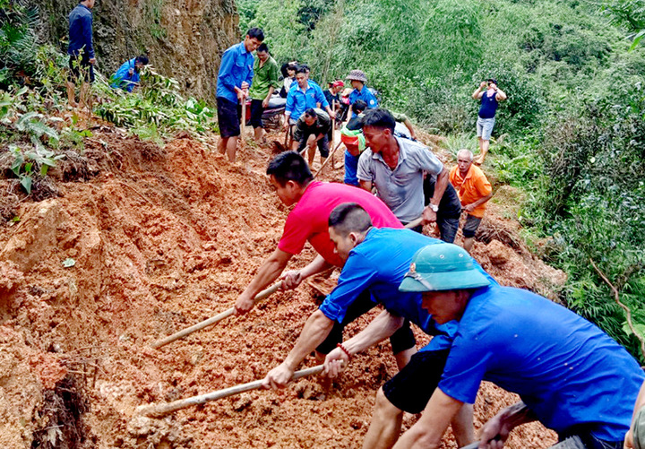 Đoàn viên, thanh niên hỗ trợ bà con dọn dẹp sau mưa lũ.