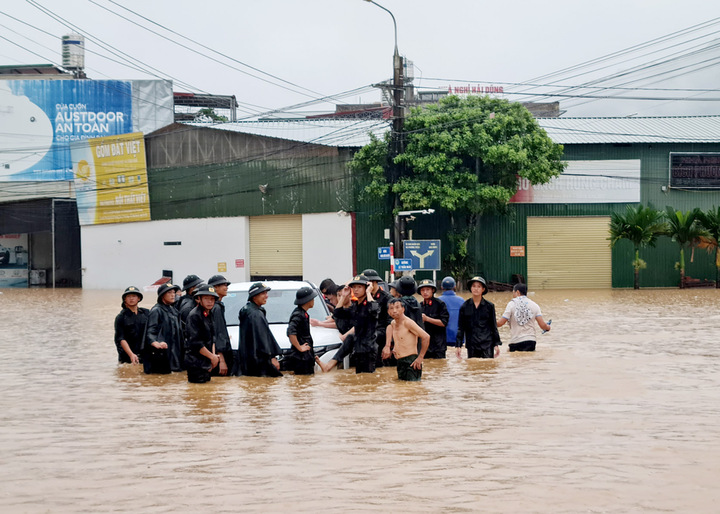 Ngay sau khi mưa lũ xảy ra, Ban chỉ huy Phòng chống thiên tai và Tìm kiếm cứu nạn tỉnh Hà Giang, các huyện đã chỉ đạo các xã, thị trấn chỉ đạo, huy động lực lượng dân quân tại chỗ, dân quân thường trực để hỗ trợ người dân khắc phục thiệt hại ổn định cuộc sống.