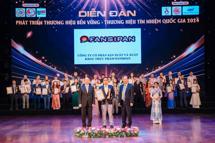 Ông Vũ Sỹ Hoàn - đại diện công ty nhận giải thưởng Thương hiệu bền vững 2024.