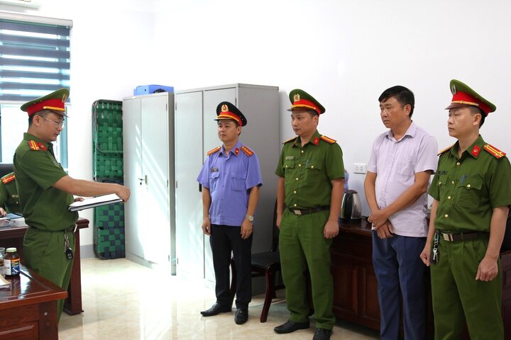 Cơ quan chức năng đọc quyết định khởi tố bị can đối với Nguyễn Trường Thi.