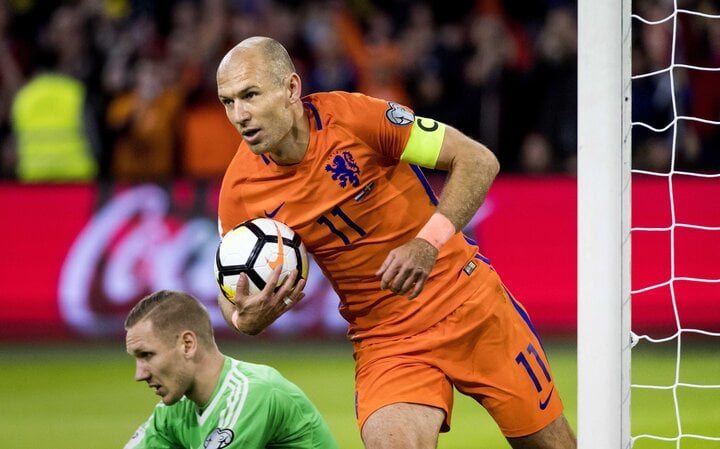 Khi nhắc tới Arjen Robben, nhiều CĐV sẽ nhớ tới hình ảnh cầu thủ này rẽ trái và dứt điểm. Cầu thủngười Hà Lan cũng là chân kiến tạo cừ khôi, nằm trong nhóm những cầu thủ kiến tạo nhiều nhất tại EURO. Robben có 5 kiến tạo trong các lần tham dự EURO. Trong 3 lần dự EURO, thành tích tốt nhất của Robben với tuyển Hà Lan ở giải đấu này là vào bán kết năm 2004