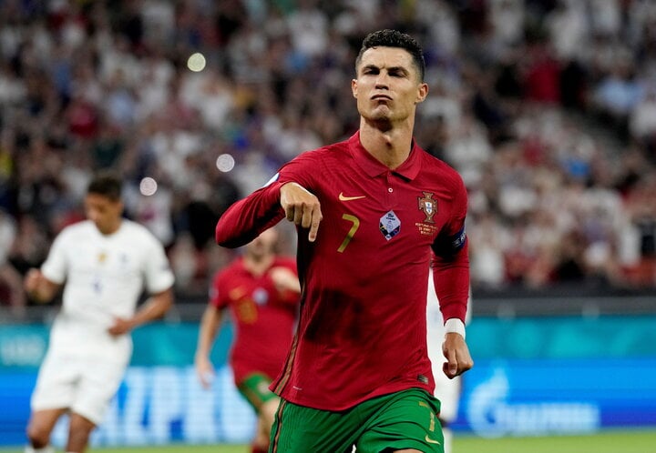 Cristiano Ronaldo xếp thứ 2 trong danh sách "vua kiến tạo" ở EURO. Ngôi sao người Bồ Đào Nha có 7 kiến tạo trong các lần tham dự EURO trong quá khứ. Ở tuổi 39, Ronaldo sẽ tham dự EURO 2024. Đây sẽ là kỳ EURO thứ 6 trong sự nghiệp của CR7 và anh hoàn toàn có thể phá kỷ lục kiến tạo của Karel Poborsky. Cho tới nay, Ronaldo mới có 1 lần vô địch EURO vào năm 2016.