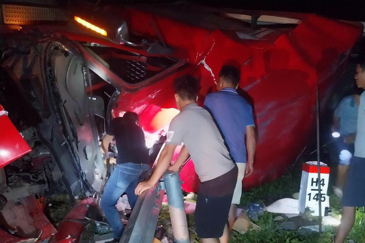 Người dân giải cứu tài xế mắc kẹt.