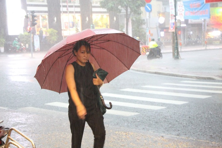 Thời tiết TP.HCM hôm nay 20/6, chiều tối và tối có mưa rào và dông rải rác. (Ảnh minh họa)