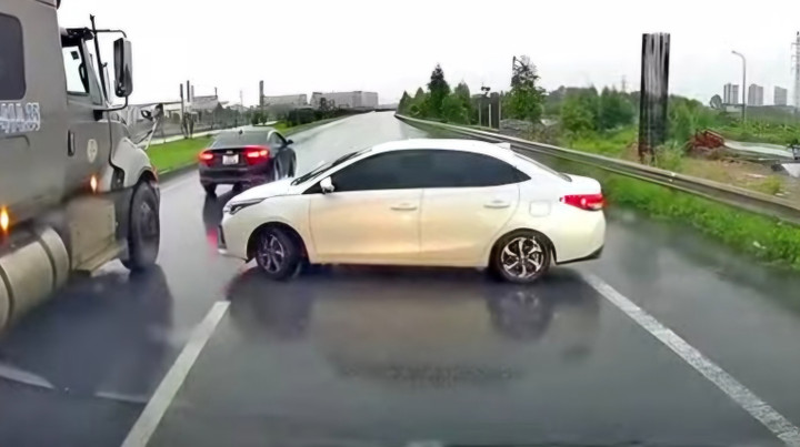 Các phương tiện trên đường ra sức ngăn chặn buộc ô tô 12A- 212.41quay đầu.