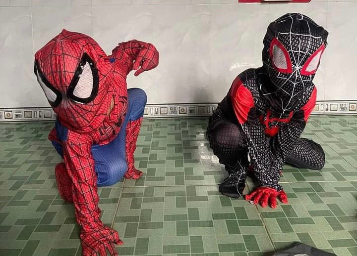 "Nghịch không thua gì con tôi, nó mới ở nhà có mấy ngày thôi mà nói nhiều hơn cả loa phát thanh. Nó nói từ 9h sáng đến trưa đi ngủ, 4h chiều dậy nói tiếp đến tối đi ngủ mới im. Ông bà nội trông được 2 ngày mệt mỏi với nó. Ông bà ngoại trông đến ngày thứ 3 là trả về nơi sản xuất luôn", nickname Trần Thu Minh bình luận sau khi xem xong bài viết.