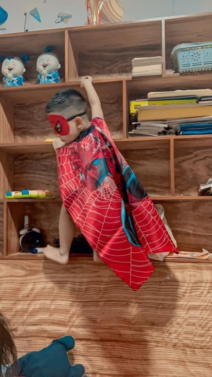 Chỉ cần phụ huynh không chú ý vài phút thôi là các "mầm non tương lai" leo lên giá sách học tập, khiến cả nhà được phen "hú hồn".