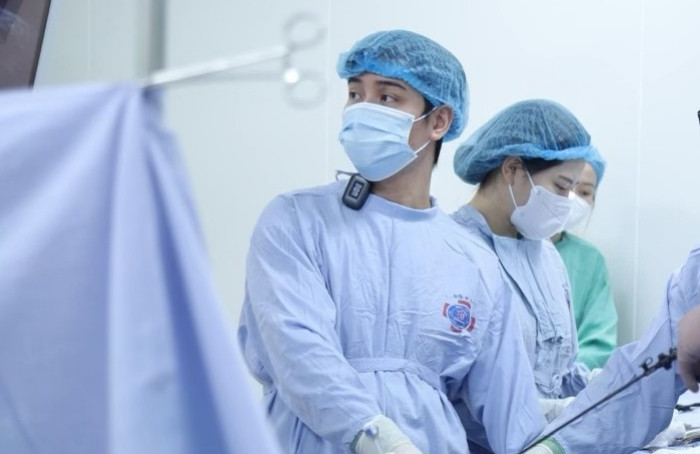 Bác sĩ Nam trong một ca phẫu thuật cho người bệnh.