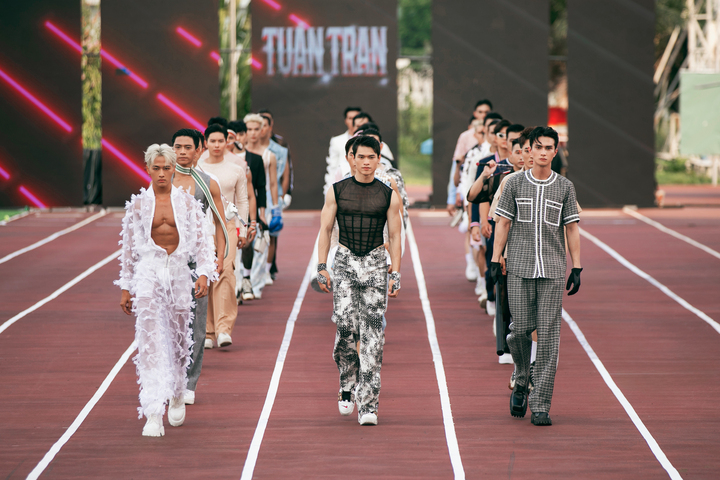 Tiếp theo là bộ sưu tập "Hoa trong đá" của NTK Tuấn Trần. Những trang phục được lấy cảm hứng từ vẻ đẹp của những bông hoa hình thành bên trong các khối đá trầm tích.