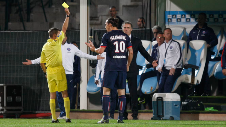 Trọng tài Clement Turpin rút thẻ vàng với Ibrahimovic khi cầu thủ này rời sân trong trận đấu giữa PSG và Marseille ở Ligue 1 vào ngày 6/10/2023