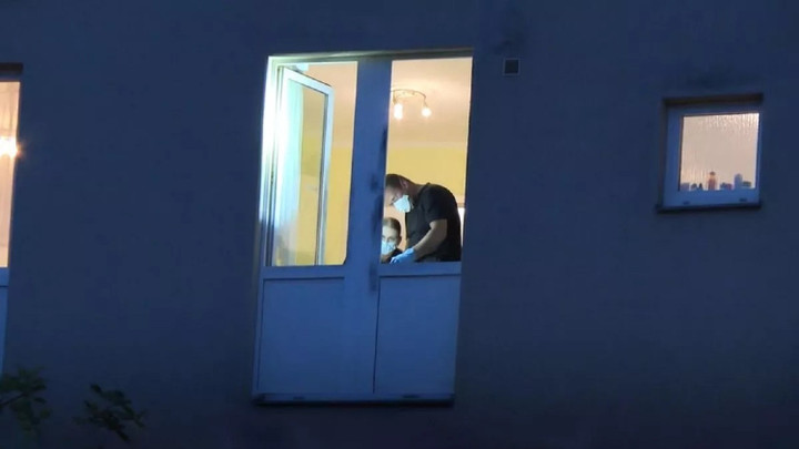 Cảnh sát điều tra bên trong căn hộ. (Ảnh: Newsflash)