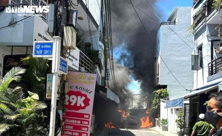 Lửa, khói bao trùm cả khu vực đường Bàu Hạc 5.