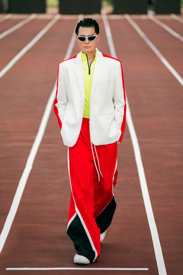 Diễn viên Anh Dũng - tình trẻ Trương Ngọc Ánh cũng xuất hiện trên sàn catwalk. Dù không phải thế mạnh nhưng anh vẫn thế hiện rất tốt màn trình diễn của mình.