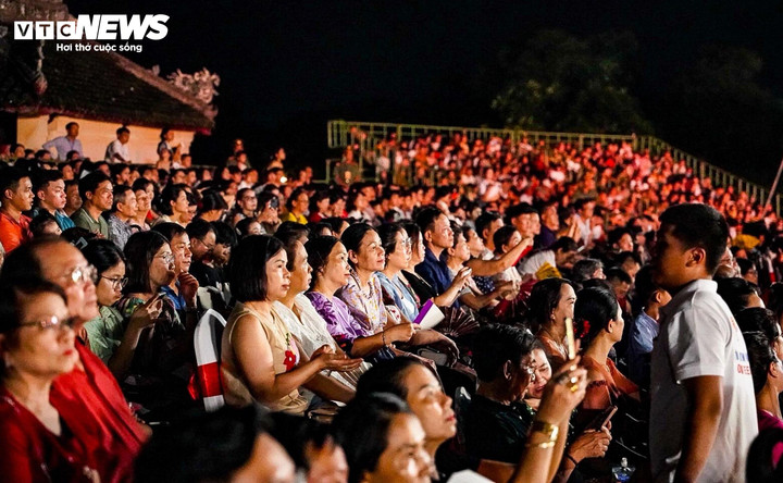Thời tiết thuận lợi nên các khán đài tại lễ bễ mạc Tuần lễ Festival nghệ thuật quốc tế Huế 2024 gần như không còn chỗ trống. (Ảnh: Việt Anh)
