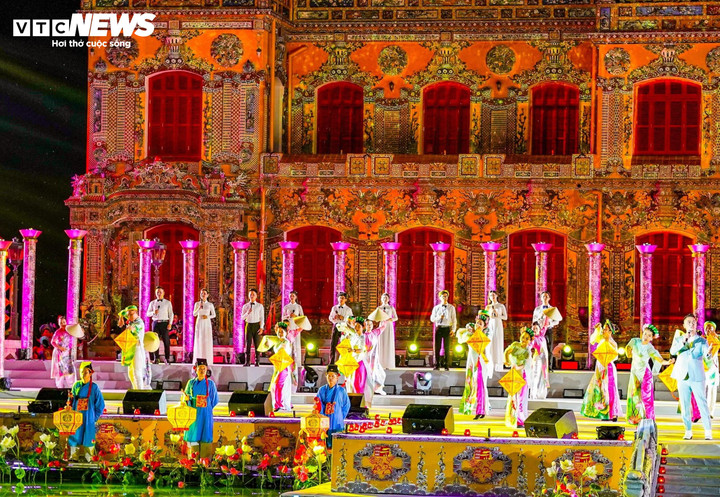 Nhiều chương trình nghệ thuật đặc sắc do các nghệ sĩ trong và ngoài nước biểu diễn tại lễ bế bạc. (Ảnh: Việt Anh)