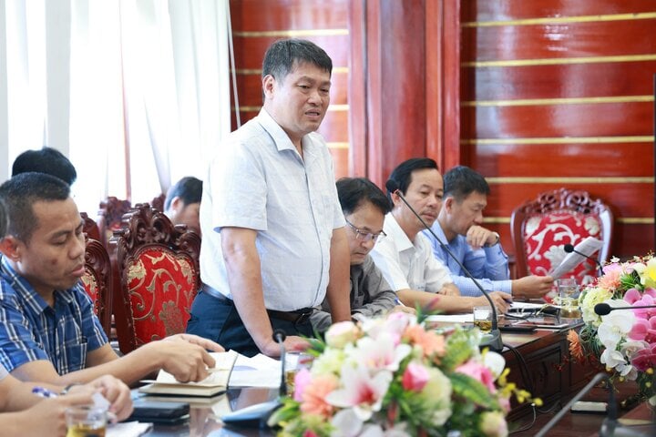 Phó tổng Giám đốc Tổng Công ty Đầu tư phát triển đường cao tốc Việt Nam Đặng Hoài Nam báo cáo tiến độ nút giao Dung Quất - Trì Bình. (Ảnh: B.Đ)