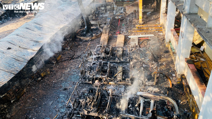 40 xe điện đỗ trong khuôn viên Trường Cao đẳng Điện lực miền Trung bị thiêu rụi hôm 8/5.