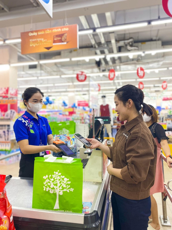 Co.opmart, Co.opXtra khuyến khích khách hàng dùng túi sử dụng nhiều lần khi mua sắm.