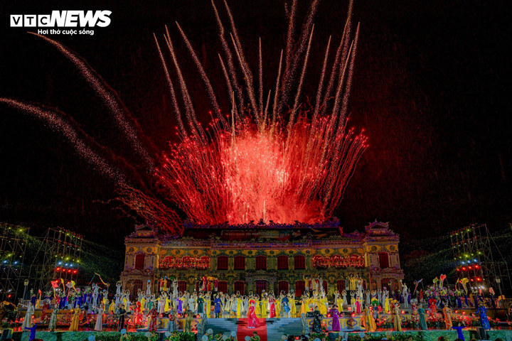 Đêm khai mạc tuần lễ Festival Nghệ thuật quốc tế Huế diễn ra tại điện Kiến Trung với nhiều chương trình nghệ thuật đặc sắc. (Ảnh: Việt Anh)