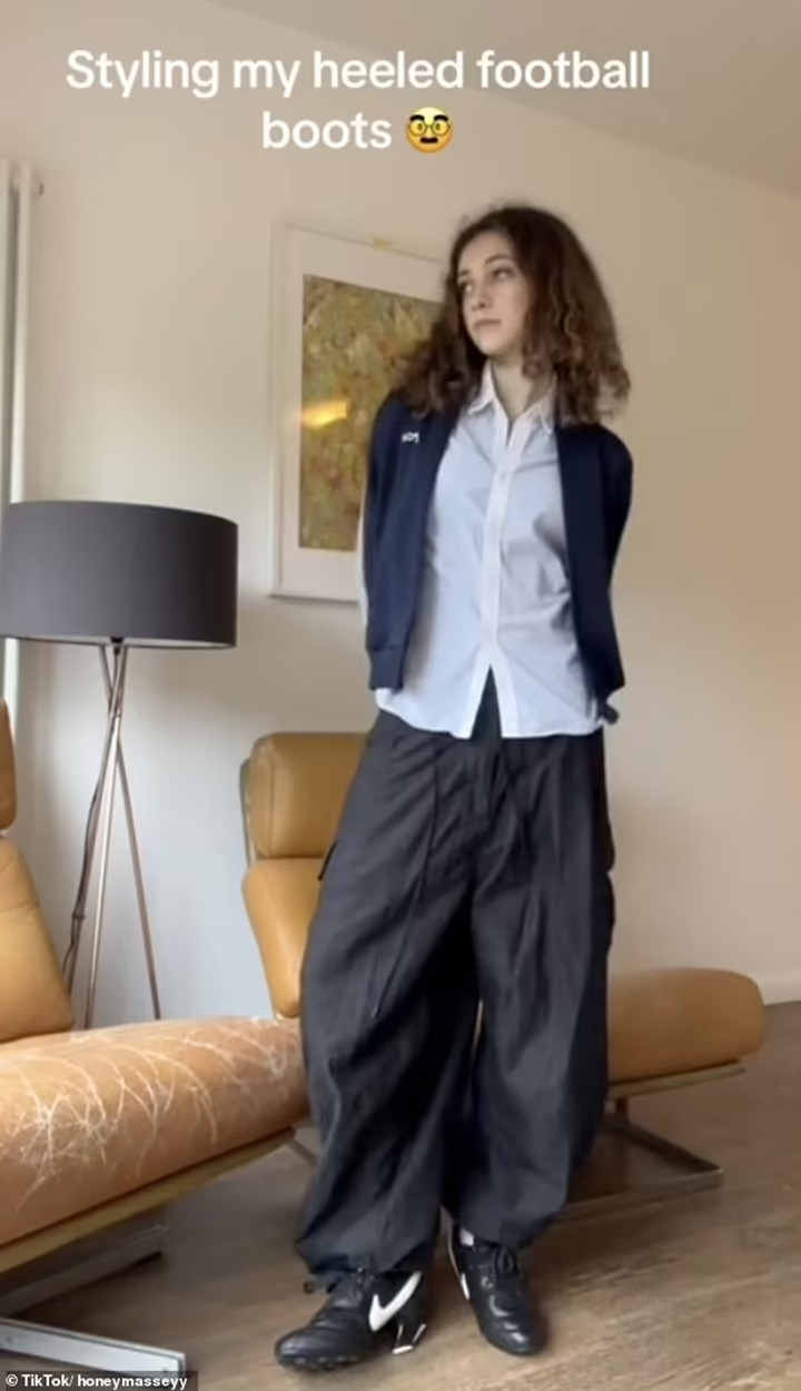 Với gen Z, giày bóng đá trở thành món đồ thời trang cần phải có trong mùa hè này. (Ảnh: TikTok Honey Massey)