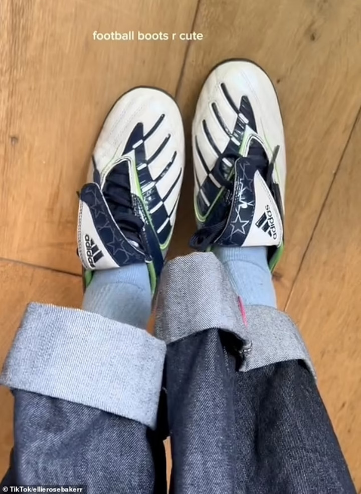 Ellie Rose Baker (đến từ London) chia sẻ trên TikTok đôi giày bóng đá Adidas cổ điển. (Ảnh: TikTok)