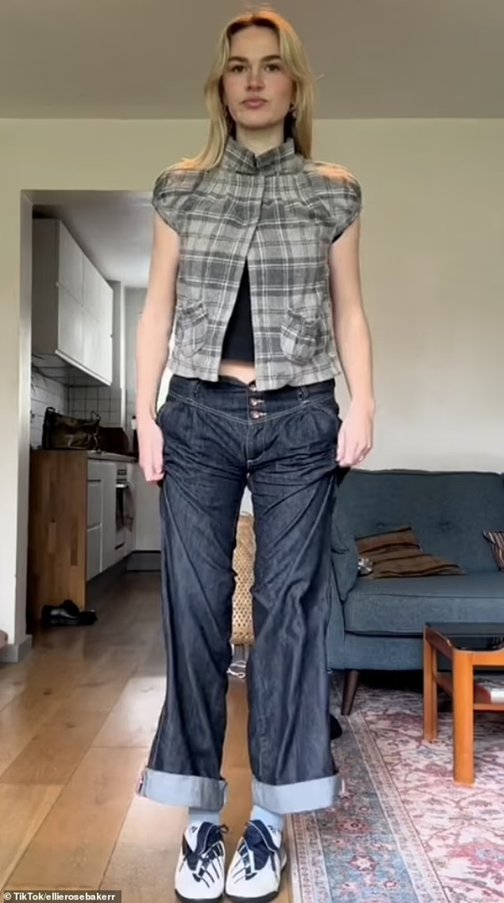 Ellie Rose Baker phối giày bóng đá với quần jean cạp thấp và áo sơ mi kẻ ca-rô. (Ảnh: TikTok)