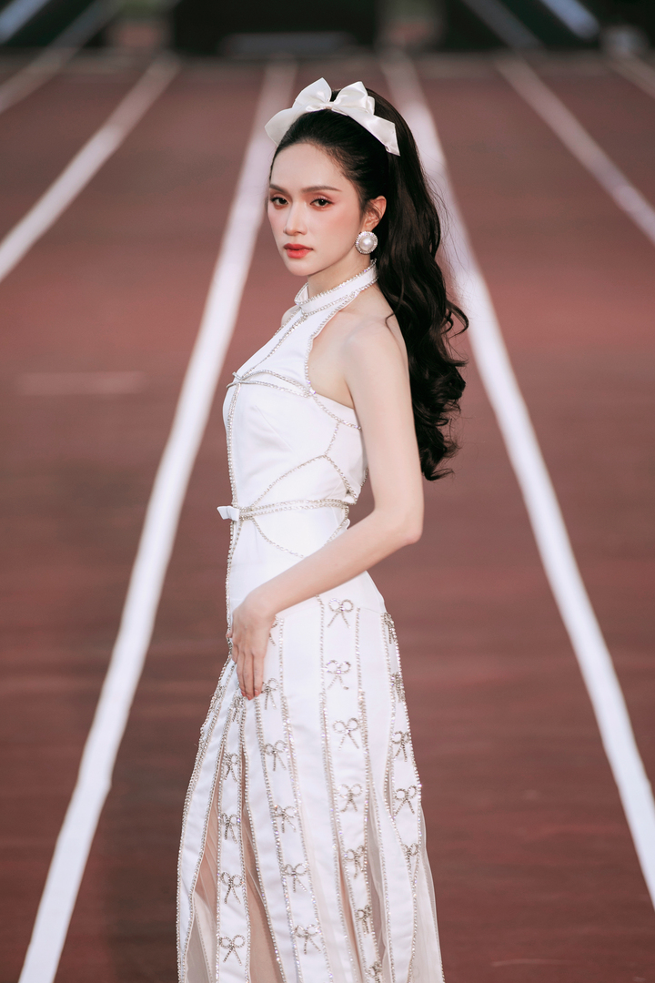 Hoa hậu Hương Giang đảm nhận vị trí vedette. Nàng hậu diện bộ đầm có phần thân trên thiết kế như áo cổ yếm, phần thân dưới tua rua.