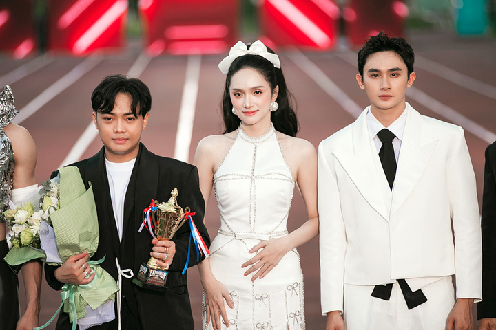 Hương Giang được nhiều khán giả khen ngợi ngày càng xinh đẹp, quyến rũ.