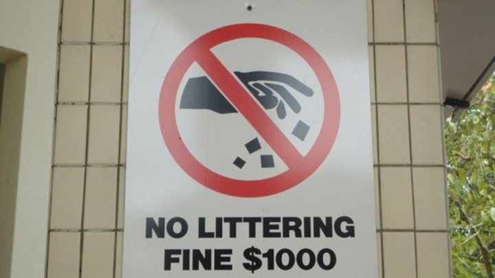 Một biển báo cấm xả rác tại Singapore.