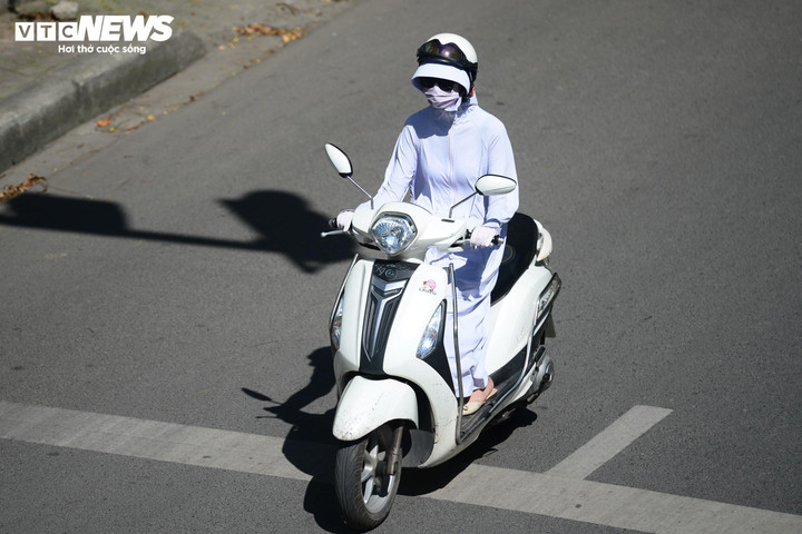 Ngày 12/6, trung du, đồng bằng Bắc Bộ và Hòa Bình nắng nóng, có nơi nắng nóng gay gắt. (Ảnh: Ngô Nhung)