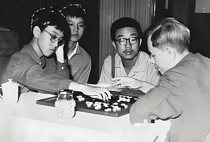 Ninh Bạc chơi cờ cùng Phó Thủ tướng Phương Nghị. (Ảnh: Sina)