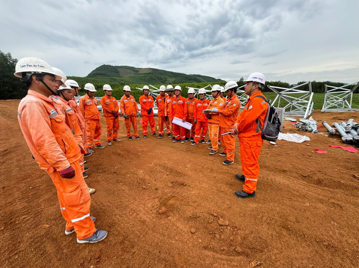 Lực lượng xung kích PC Đồng Tháp sinh hoạt an toàn trước khi tiếp cận công việc tại trụ số 74 thị xã Kỳ Anh, Hà Tĩnh.