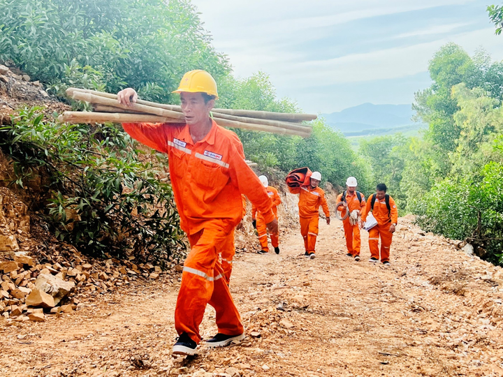Đội xung kích EVNSPC trên công trường dự án đường dây 500kV mạch 3 - 1