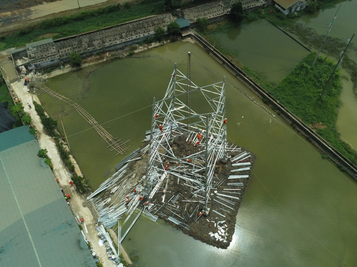 Nhìn toàn cảnh từ trên cao trụ số 131 (xã Tế Lợi, Nông Cống, Thanh Hóa) do lực lượng xung kích của PC Đồng Nai tham gia lắp ráp.