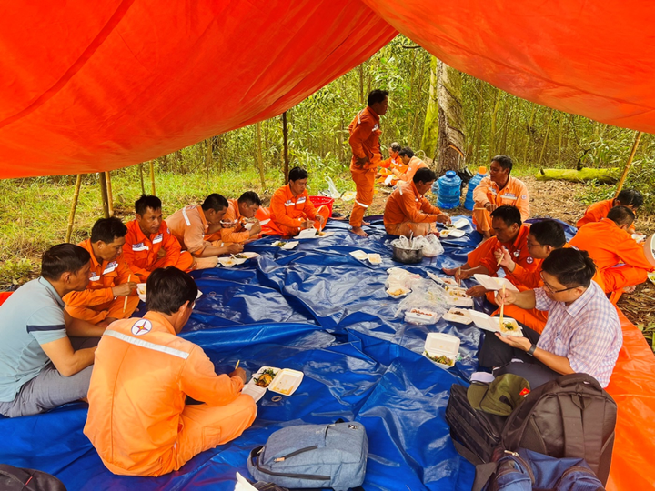 Kết thúc ngày làm việc, lực lượng xung kích của Bình Thuận quây quần bữa cơm công trường.