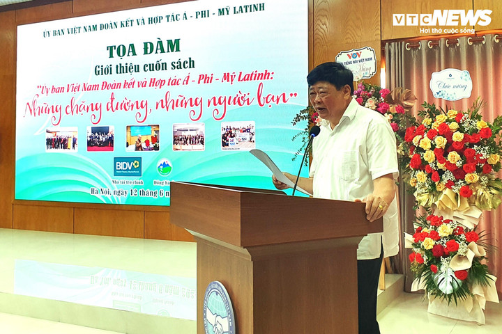 PGS,TS, Nhà văn Nguyễn Thế Kỷ phát biểu tại cuộc tọa đàm.