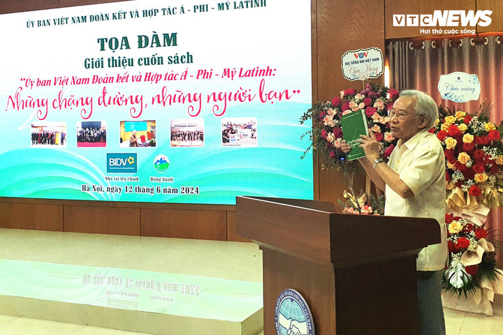 Ông Phạm Văn Chương, nguyên Chủ tịch Ủy ban Việt Nam Đoàn kết và Hợp tác Á-Phi-Mỹ Latinh, giới thiệu về cuốn sách.