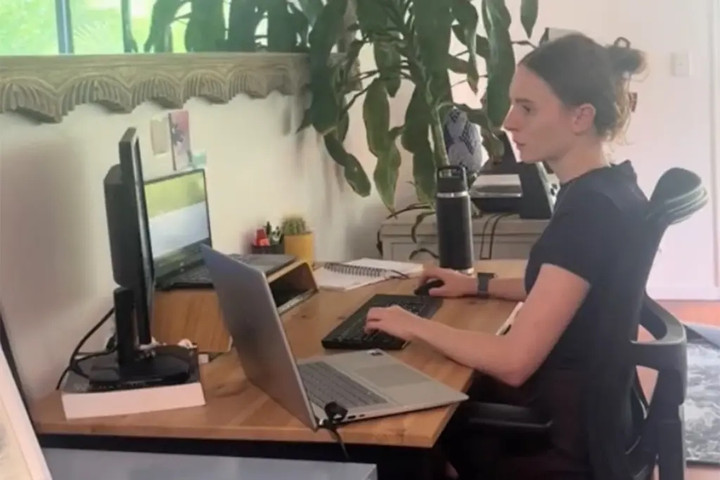 Violet đảm nhận bốn công việc khác nhau khi vẫn đang học đại học. (Ảnh: TikTok/@organisemymoneyy)