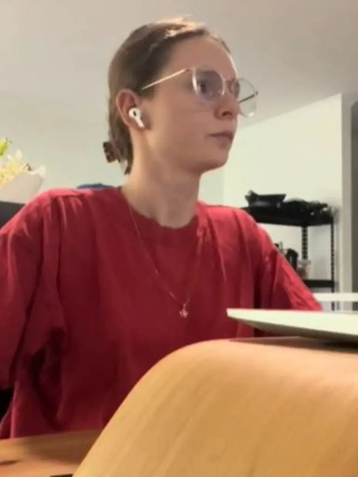 Trung bình Violet kiếm được khoảng 1.200 USD mỗi tuần sau thuế. (Ảnh: TikTok/@organisemymoneyy)