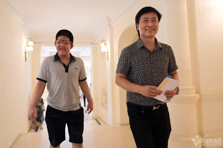 Nghệ sĩ Quốc Tuấn luôn và con trai Bôm đi xem hòa nhạc "Điều còn mãi" của VietNamNet. Ảnh: Thạch Thảo.