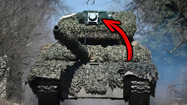 Xe tăng T-72 của Nga với hệ thống giáp bổ sung kèm hệ thống áp chế điện tử chống UAV.