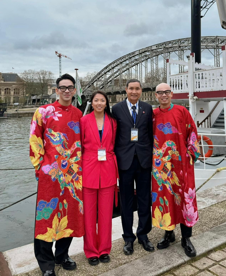 NTK Vũ Ngọc và Son tại Diễn đàn người Việt có tầm ảnh hưởng năm 2024 diễn ra ở Paris.