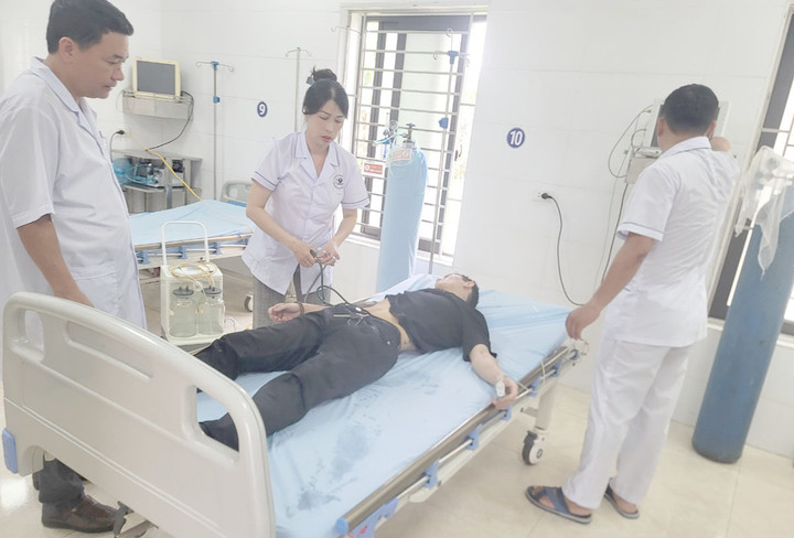 Các ý bác sỹ kịp thời cấp cứu nam hành khách.