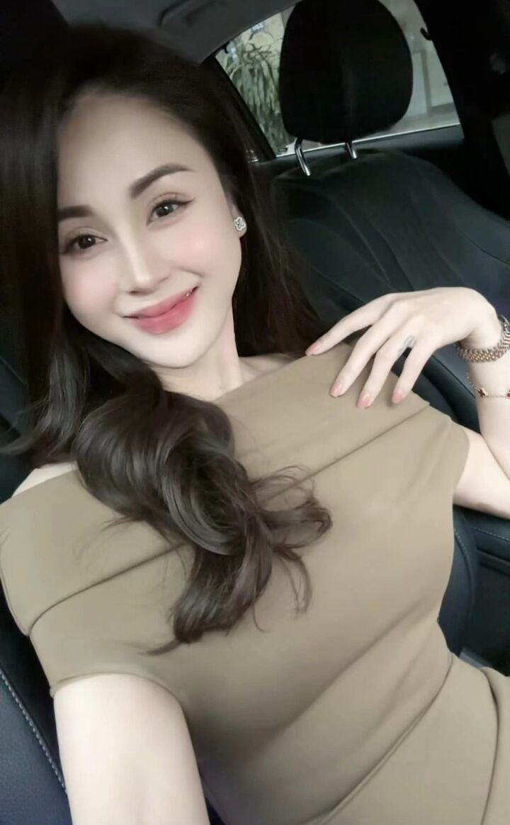 Người đẹp hiểu rằng với công việc diễn viên, để tìm được người có thể đi cùng mình một chặng đường dài, hiểu và thông cảm cho mình chắc chắn không phải dễ dàng thậm chí là khó.