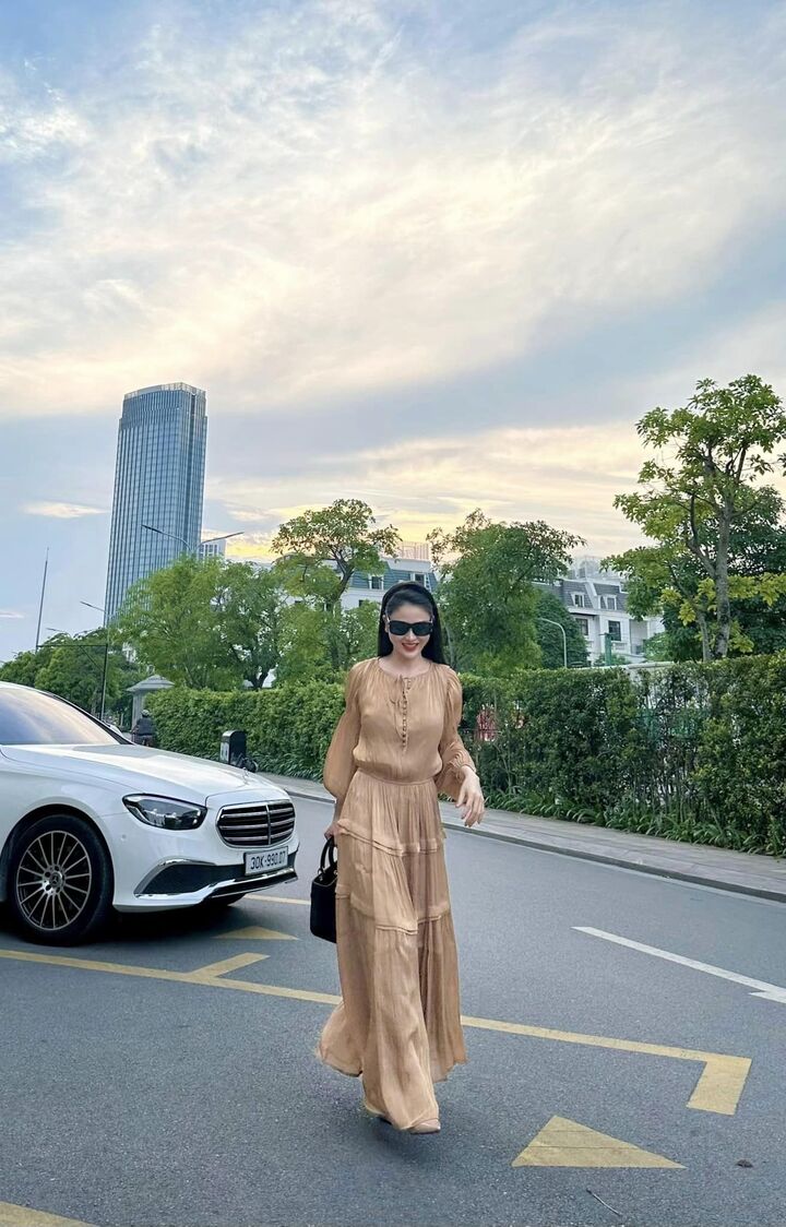 Trên trang cá nhân, người đẹp thường xuyên chia sẻ những hình ảnh cuộc sống thường ngày, đi du lịch khắp nơi.